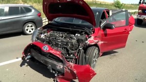 Muž bojuje v nemocnici o život. Predchádzala tomu autonehoda, ktorú spôsobil