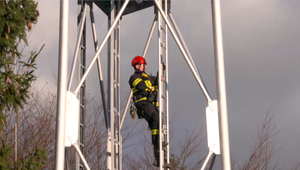 Pracovník skolaboval na vysokom stožiari. Napriek pomoci kolegu a vrtuľníka zomrel
