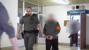 Bitka opitých kamarátov skončila tragicky. Útočník mal muža surovo dobiť