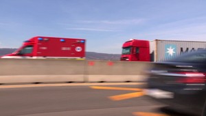 Bliká a trúbi na vás zo zadu auto? Uhnite sa mu, inak zaplatíte