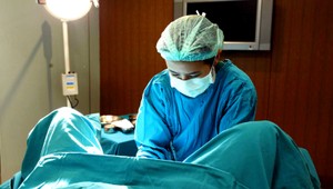 Komora sestier: Starostlivosť o rodičku a novorodenca je na Slovensku nastavená zle