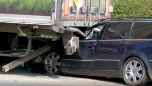 Auto vpálilo do kamióna, takmer polovicou ostalo pod návesom