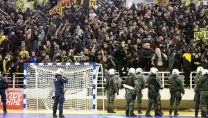 Peklo na finále gréckeho pohára! Nepokoje už aj na hádzanej