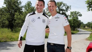 Hráči Arsenalu po ligovej výhre s odkazom pre M. Schumachera