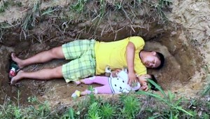 Otec nemá peniaze na liečbu dcéry. Chodí s ňou ležať do hrobu, nech si zvyká