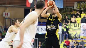 Divočina na Sardínii. Fanúšik domácich napadol hviezdu súpera