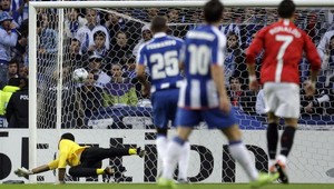 Do semifinále 3 anglické kluby - ManU i Arsenal postúpili