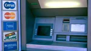 Dominik sa ulakomil na bankomatové karty kolegýň, jednej vybielil účet