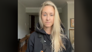 Ľudia si myslia, že má dvadsať rokov, keď im ukáže občiansky, odpadnú: Vážne je taká stará?