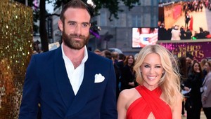 Kylie Minogue opustila neverného snúbenca, stihla mu ešte zaplatiť vlasy