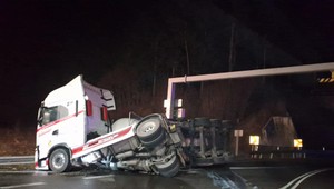 Vážna nehoda na Kysuciach: Pri obci Svrčinovec sa prevrátil kamión, unikla nebezpečná látka