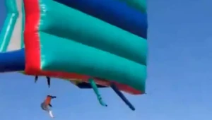 Nafukovací hrad vyletel aj s deťmi do vzduchu. Desivý moment zachytila kamera