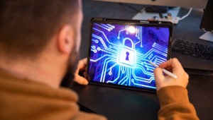 EK uverejňuje usmernenia o povinnostiach týkajúcich sa transparentnosti pre poskytovateľov AI