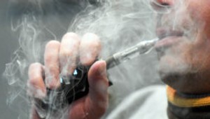 Stovka vedcov vyzýva Brusel, aby nezmazal rozdiel medzi cigaretami a bezdymovými alternatívami