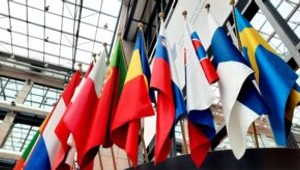 EÚ predĺžila sankcie voči Rusku o týždeň, situáciu komplikujú SR a Francúzsko