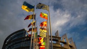 Politico: Paralýza zahraničnej politiky EÚ podnecuje výzvy na zásadnú reformu