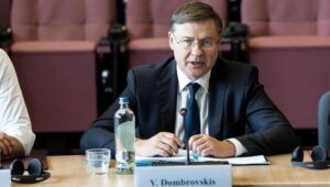 Dombrovskis: EÚ nepodporí snahy USA predĺžiť výnimku z režimu sankcií pre Rusko