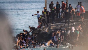 Von der Leyenová: Zábery zo španielskej Ceuty sú neprijateľné, hlásia 60 tisíc migrantov