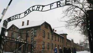 Za označenie Poľský tábor smrti môžete dostať až tri roky väzenia