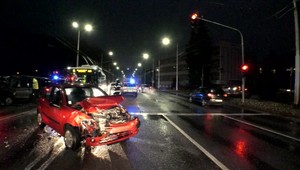 Nedali prednosť Mercedesu s mladíkom za volantom. Nedopadlo to dobre