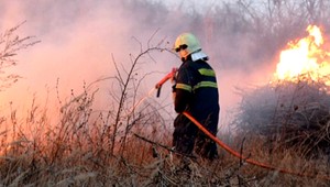 Asi 30 hasičov sa snažilo uhasiť masívny požiar pri železničnej trati