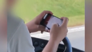Šofér autobusu počas jazdy namiesto volantu držal v oboch rukách mobil. Video už má polícia