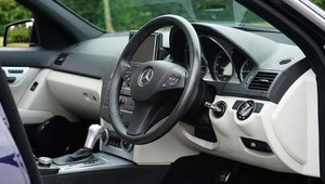 Iba sa pozriete na auto a to sa samo otvorí