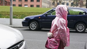 Pri hraniciach s Ukrajinou láka deti do auta neznámy muž