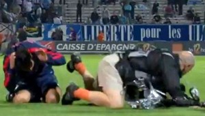 VIDEO. Zákerný vtipálek Lavezzi. Po zápase podrazil kameramana