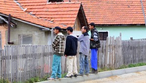 Takto vznikajú osady. Stačí prístrešok na drevo