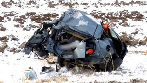 Nehoda na R1. Pre defekt sa z auta stala kopa šrotu