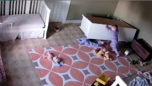 Malý superman! Chlapček (2) vytiahol brata spod spadnutej komody