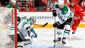 VIDEO. Hokejový lob Staala nakopol Carolinu k víťazstvu