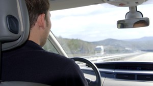 Dievčatko (7) prebralo vedenie nad vozidlom, keď jej otec upadol do bezvedomia