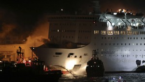 VIDEO: Na lodi so stovkami pasažierov vypukol požiar