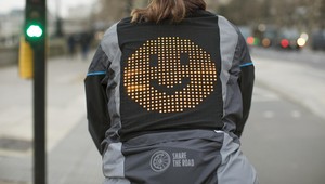 Ford navrhol bundu pre cyklistov: Na chrbte premieta rôzne emoji