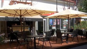 Terasa zmrzlinárne sa stala obeťou podguráženého mladíka. Pobil sa so slnečníkom