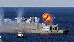 VIDEO: Obrovská vojenská loď klesla ku dnu