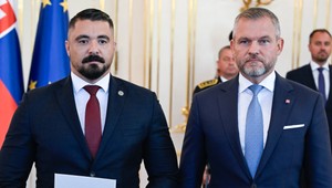 Nehoda šéfa SIS Gašpara vyvolala pochybnosti. Opozícia žiada jeho odchod