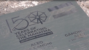 Desiatky ľudí, známych hercov a predstaviteľov Indie vysadilo na Liptove lipovú alej. Uctili si tak pamiatku Gándhího