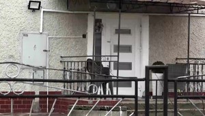 Zlodeji sa vlámali do domu a zbraňou ohrozovali tínedžerov. Tí im zo strachu ukázali, kde rodičia odkladajú cennosti