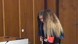 Súd rieši prípad ženy, ktorá si ľahla s dieťaťom na koľaje, rozhodnú znalci