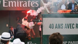 VIDEO: Na finále Roland Garros ohrozoval divák Nadala svetlicou!