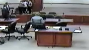 VIDEO: Po verdikte sudcu sa dal na útek. Vlastná priateľka ho ale podkopla