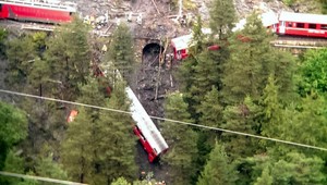 Vo švajčiarskych Alpách sa vykoľajil vlak, vagóny visia z trate