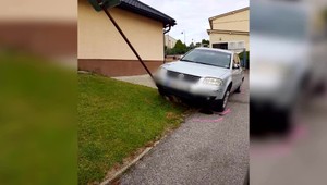 Policajný funkcionár mal nehodu. Odmietol fúkať, skončil tak v cele