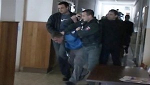 S bejzbalkou zdemoloval úrad práce