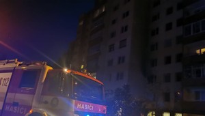 Požiar bytu v Bratislave: Muža s popáleninami odviezli záchranári