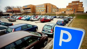 Odborári podali trestné oznámenie. Pre parkoviská pred nemocnicami