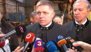 Premiér Fico v baníckej uniforme. Z Novákov kritizoval bratislavskú kaviareň